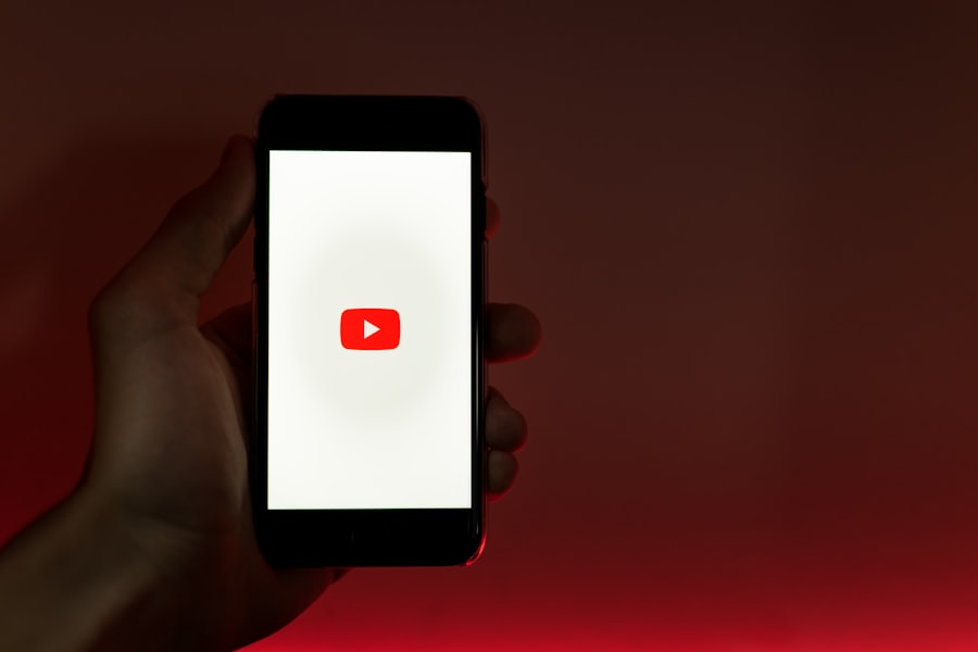 YouTubeを表示したスマートフォン